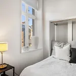 Roomsly - Cozy Hilltop Hideout In Central Bergen