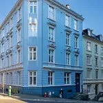 Roomsly - Cozy Hilltop Hideout In Central Bergen