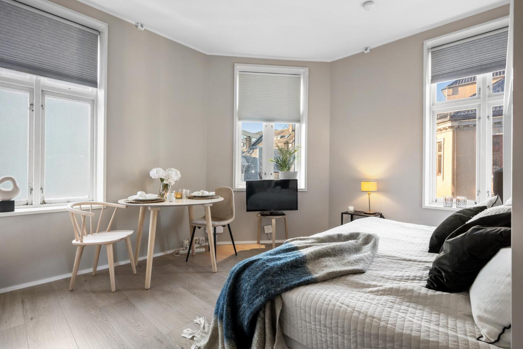 Apartment Roomsly - Cozy Hilltop Hideout In